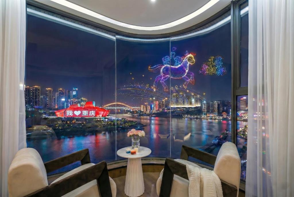 Where to Stay in Chongqing for the First Time: Jiefangbei or Hongyadong? Where to Stay in Chongqing for the First Time: Jiefangbei or Hongyadong?